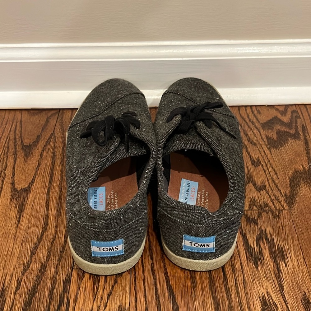 Men’s size 10 Toms shoes